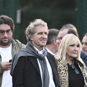 Gérard Leclerc et sa femme Julie - Match de football caritatif entre le Variétés Club de France contre l'équipe de France des Parlementaires au profit de l'association "e-Enfance" au stade Emile Anthoine à Paris le 28 septembre 2022.