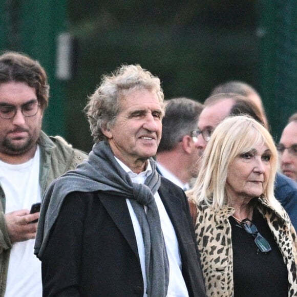 Gérard Leclerc et sa femme Julie - Match de football caritatif entre le Variétés Club de France contre l'équipe de France des Parlementaires au profit de l'association "e-Enfance" au stade Emile Anthoine à Paris le 28 septembre 2022.