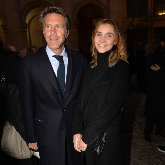 Il se trouve actuellemnt en famille sur l'île de Cavallo, située en Corse-du-Sud.
Le prince Emmanuel-Philibert de Savoie et sa femmme Clotilde Courau lors de la cérémonie d'installation de F.Mitterrand à l'académie des Beaux-Arts à Paris, France © Veeren/Bestimage 
