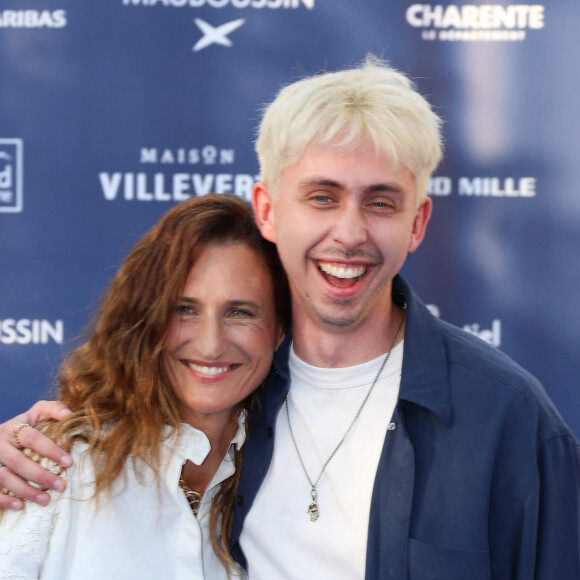 Camille Cottin, Nathan Ambrosioni (Toni en famille) sur le tapis bleu de la 16ème édition du festival du film francophone de Angoulême le 23 août 2023. © Coadic Guirec / Bestimage 