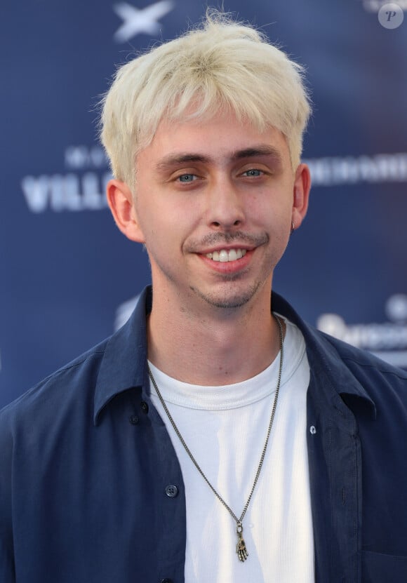 Nathan Ambrosioni (Toni en famille) sur le tapis bleu de la 16ème édition du festival du film francophone de Angoulême le 23 août 2023. © Coadic Guirec / Bestimage 