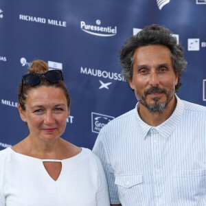 Caroline Vignal et Vincent Elbaz (Iris et les hommes) sur le tapis bleu de la 16ème édition du festival du film francophone de Angoulême le 23 août 2023. © Coadic Guirec / Bestimage 