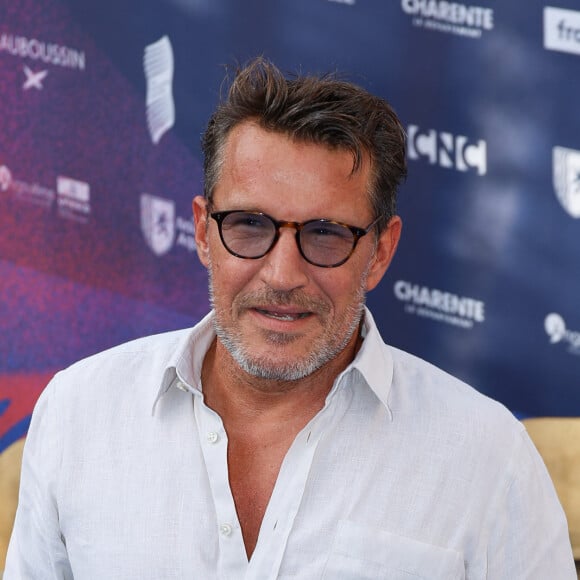 Tout comme Benjamin Castaldi ! 
Benjamin Castaldi (Casque d'Or) sur le tapis bleu de la 16ème édition du festival du film francophone de Angoulême le 23 août 2023. © Coadic Guirec / Bestimage 