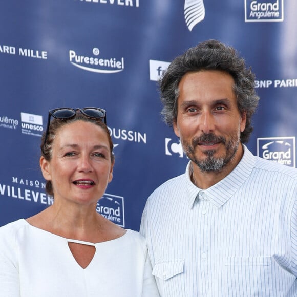 Caroline Vignal et Vincent Elbaz (Iris et les hommes) sur le tapis bleu de la 16ème édition du festival du film francophone de Angoulême le 23 août 2023. © Coadic Guirec / Bestimage 