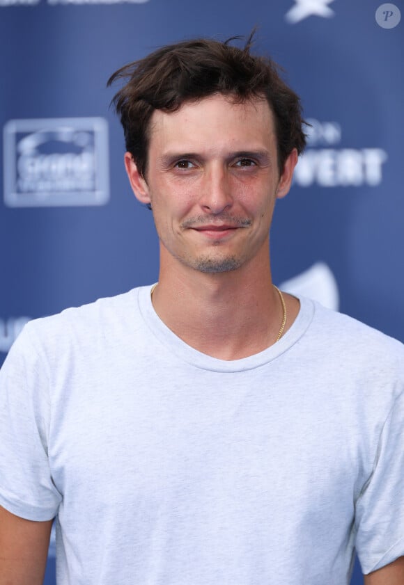 Julien Frison (Le théorème de Marguerite) sur le tapis bleu de la 16ème édition du festival du film francophone de Angoulême le 23 août 2023. © Coadic Guirec / Bestimage 