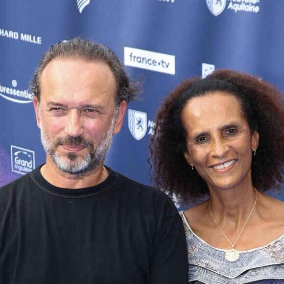 Vincent Perez et sa femme Karine Silla (Une affaire d'honneur) sur le tapis bleu de la 16ème édition du festival du film francophone de Angoulême le 23 août 2023. © Coadic Guirec / Bestimage 