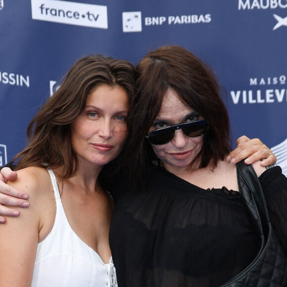 Laetitia Casta (Le bonheur est pour demain) avec Béatrice Dalle sur le tapis bleu de la 16ème édition du festival du film francophone de Angoulême le 23 août 2023. © Coadic Guirec / Bestimage 