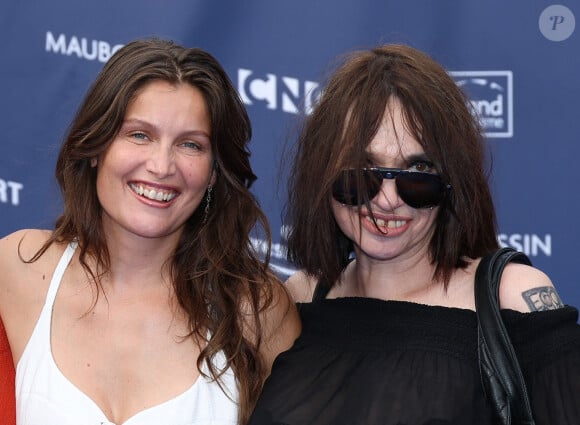 Laetitia Casta (Le bonheur est pour demain) avec Béatrice Dalle sur le tapis bleu de la 16ème édition du festival du film francophone de Angoulême le 23 août 2023. © Coadic Guirec / Bestimage 