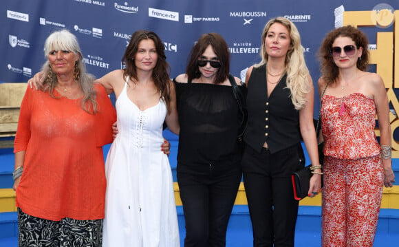 Brigitte Sy, Laetitia Casta (Le bonheur est pour demain) avec Béatrice Dalle, guest sur le tapis bleu de la 16ème édition du festival du film francophone de Angoulême le 23 août 2023. © Coadic Guirec / Bestimage 