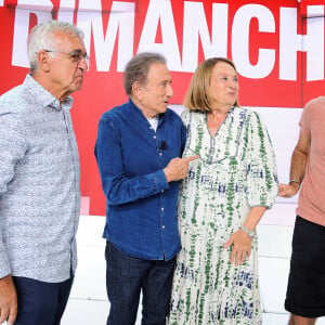 Exclusif - Michel Drucker, Mathieu Madenian et ses parents - Enregistrement de l'émission Vivement Dimanche au Studio Gabriel à Paris ; diffusée le 27 août 2023. © Guillaume Gaffiot / Bestimage