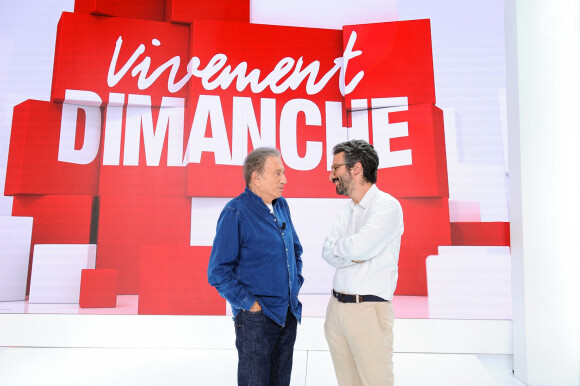 Exclusif - Michel Drucker et Stéphane Sitbon Gomez, Directeur des antennes et des programmes chez France Télévisions - Enregistrement de l'émission Vivement Dimanche au Studio Gabriel à Paris ; diffusée le 27 août 2023. © Guillaume Gaffiot / Bestimage  Exclusive - No Web en Suisse / Belgique Recording of the programme Vivement Dimanche at Studio Gabriel in Paris; broadcast on 27 August 2023 