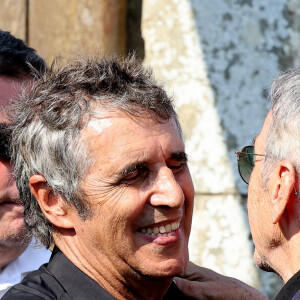 Julien Clerc et Alain Chamfort aux obsèques civiles du journaliste Gérard Leclerc au cimetière des Trois-Moutiers à Loudun, dans la Vienne, France, le 24 août 2023. © Dominique Jacovides/Bestimage 