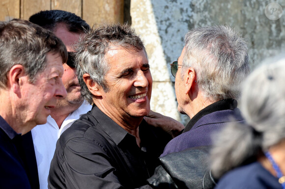 Julien Clerc et Alain Chamfort aux obsèques civiles du journaliste Gérard Leclerc au cimetière des Trois-Moutiers à Loudun, dans la Vienne, France, le 24 août 2023. © Dominique Jacovides/Bestimage 