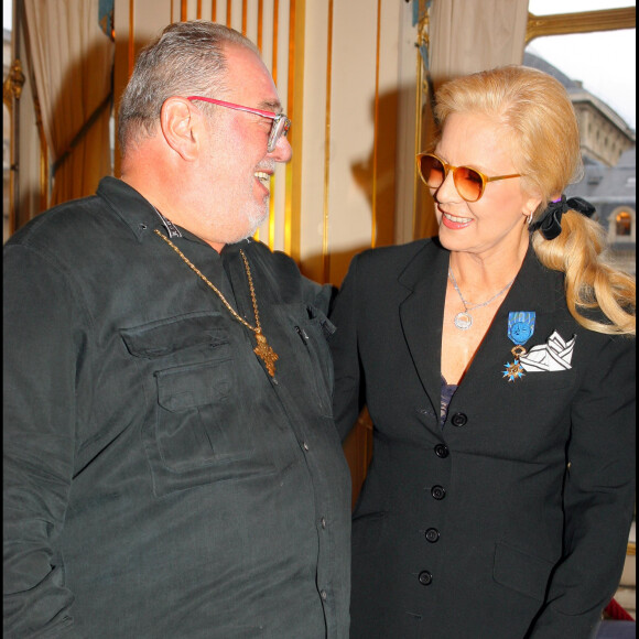 Carlos fait la rencontre de Sylvie Vartan à l'âge de 14 ans.
Ici avec Carlos - Syvlie Vartan recevait les insignes d'officier de l'ordre national du mérite - remise de décoration au ministère de la culture à Paris.