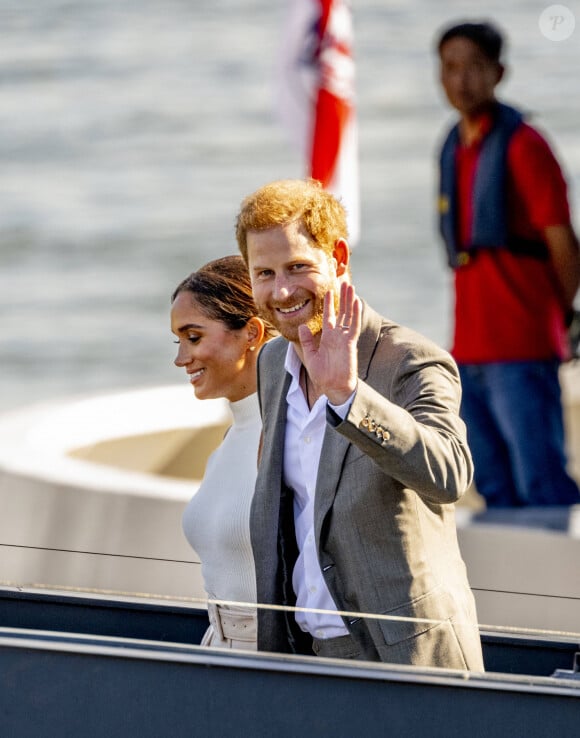 Le prince Harry, duc de Sussex et Meghan Markle, duchesse de Sussex lors d'un excursion en bateau sur le Rhin jusqu'à la Merkur Spiel-Arena dans le cadre de la visite du couple ducal de Sussex pour l'événement 'Invictus Games Düsseldorf - 2023 One Year to Go' à Düsseldorf, Allemagne, le 6 septembre 2022. 