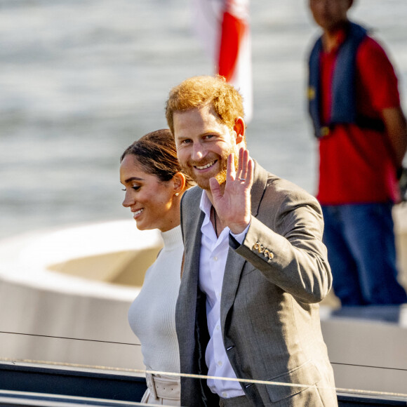 Le prince Harry, duc de Sussex et Meghan Markle, duchesse de Sussex lors d'un excursion en bateau sur le Rhin jusqu'à la Merkur Spiel-Arena dans le cadre de la visite du couple ducal de Sussex pour l'événement 'Invictus Games Düsseldorf - 2023 One Year to Go' à Düsseldorf, Allemagne, le 6 septembre 2022. 