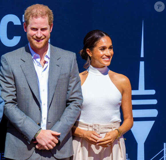 En effet, elle ne veut pas aller au Royaume-Uni.
Le prince Harry, duc de Sussex et Meghan Markle, duchesse de Sussex, arrivent à l'hôtel de ville pour l'événement Invictus Games Dusseldorf 2023 One Year to Go, à Düsseldorf, Allemagne, le 6 septembre 2022.