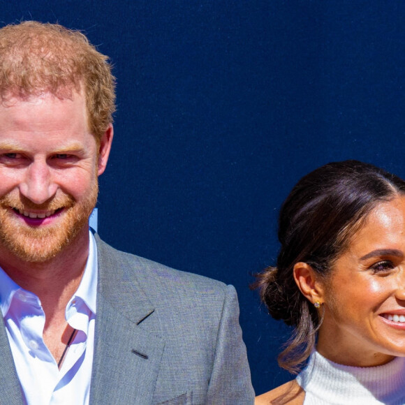 En effet, elle ne veut pas aller au Royaume-Uni.
Le prince Harry, duc de Sussex et Meghan Markle, duchesse de Sussex, arrivent à l'hôtel de ville pour l'événement Invictus Games Dusseldorf 2023 One Year to Go, à Düsseldorf, Allemagne, le 6 septembre 2022.