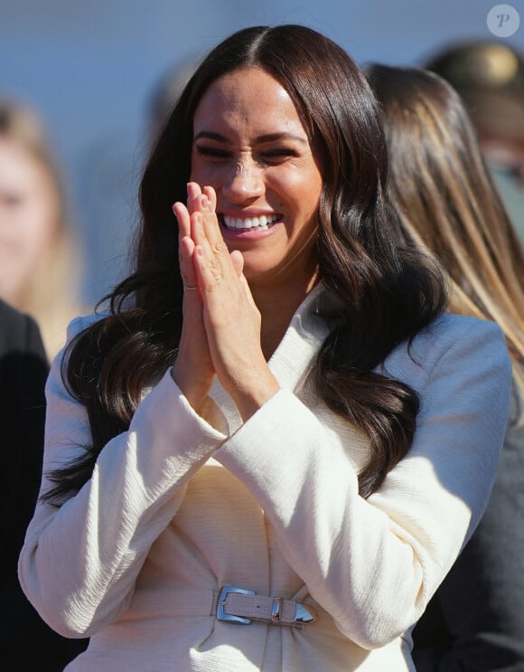 Elle sera bien présente... mais pas dès le début ! 
Le prince Harry et Meghan Markle assistent à la finale d'athlétisme, au deuxième jour des Invictus Games 2020 à La Haye, le 17 avril 2022. 