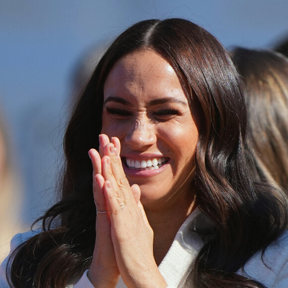 Elle sera bien présente... mais pas dès le début ! 
Le prince Harry et Meghan Markle assistent à la finale d'athlétisme, au deuxième jour des Invictus Games 2020 à La Haye, le 17 avril 2022. 