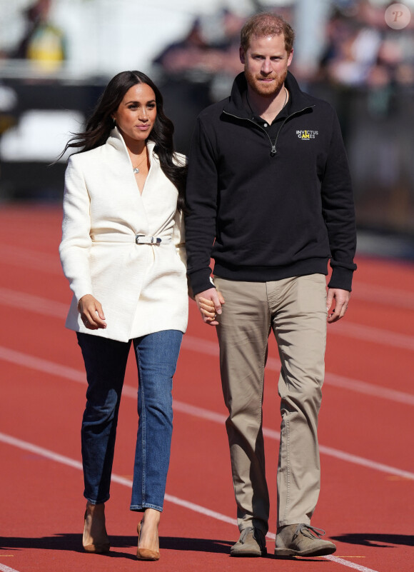 Une décision qui montre en tout cas les nombreuses tensions qui existent entre Meghan Markle et la famille royale.
Le prince Harry et Meghan Markle assistent à la finale d'athlétisme, au deuxième jour des Invictus Games 2020 à La Haye, le 17 avril 2022. 