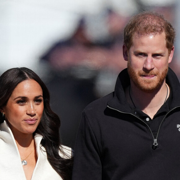 Une décision qui montre en tout cas les nombreuses tensions qui existent entre Meghan Markle et la famille royale.
Le prince Harry et Meghan Markle assistent à la finale d'athlétisme, au deuxième jour des Invictus Games 2020 à La Haye, le 17 avril 2022. 