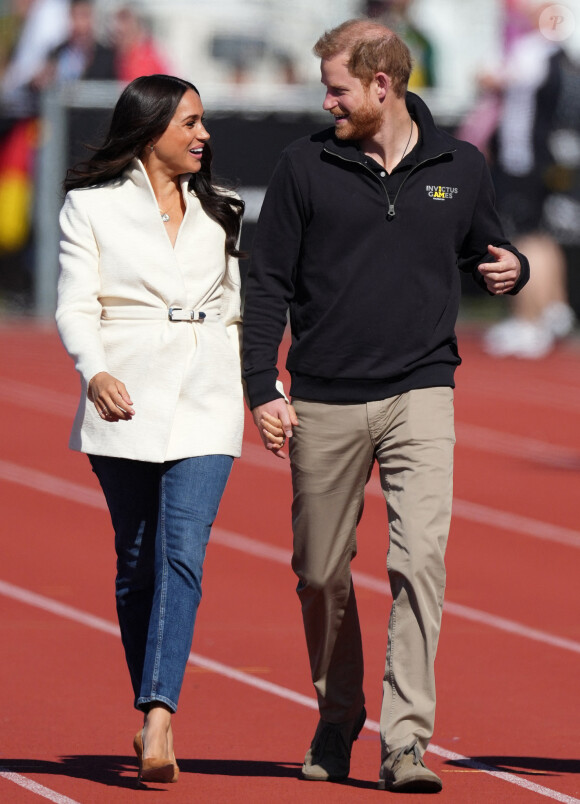 Le prince Harry et Meghan Markle assistent à la finale d'athlétisme, au deuxième jour des Invictus Games 2020 à La Haye, le 17 avril 2022. 