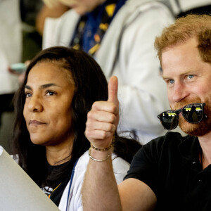 Le prince Harry et Meghan Markle assistent à la finale d'athlétisme, au deuxième jour des Invictus Games 2020 à La Haye, le 17 avril 2022. 