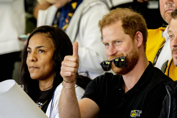 Le prince Harry et Meghan Markle assistent à la finale d'athlétisme, au deuxième jour des Invictus Games 2020 à La Haye, le 17 avril 2022. 