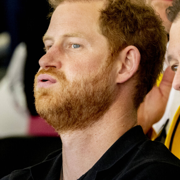 Le prince Harry et Meghan Markle assistent à la finale d'athlétisme, au deuxième jour des Invictus Games 2020 à La Haye, le 17 avril 2022. 