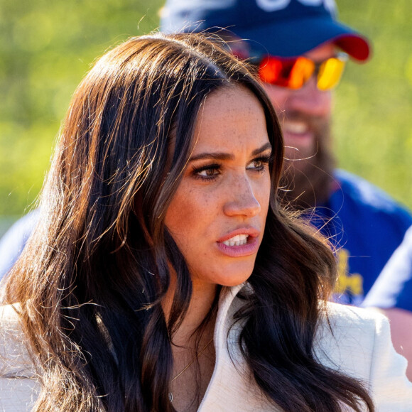 Le prince Harry et Meghan Markle assistent à la finale d'athlétisme, au deuxième jour des Invictus Games 2020 à La Haye, le 17 avril 2022. 