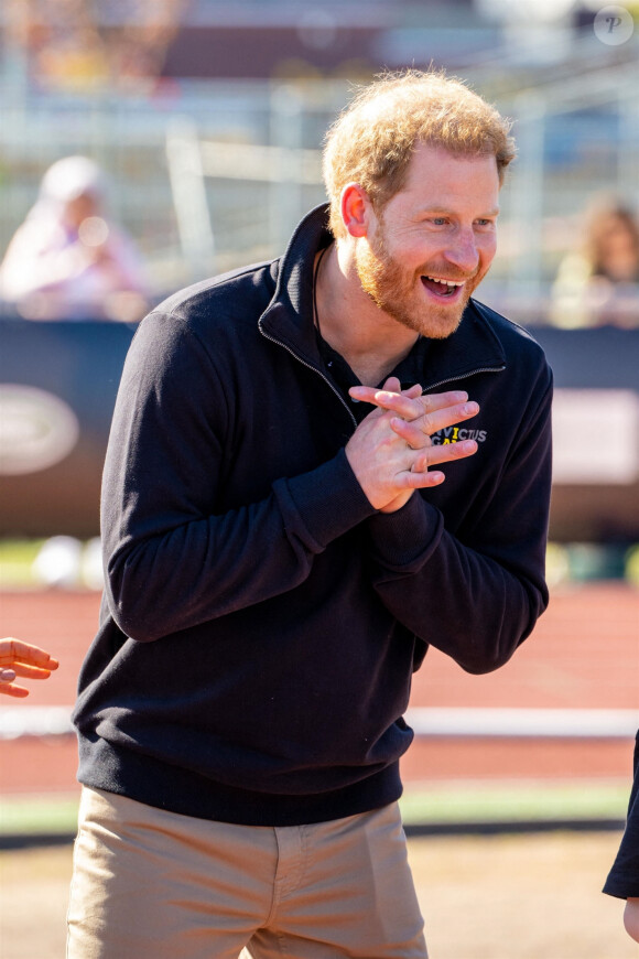 Le prince Harry et Meghan Markle assistent à la finale d'athlétisme, au deuxième jour des Invictus Games 2020 à La Haye, le 17 avril 2022. 