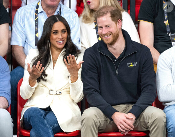 Le prince Harry et Meghan Markle assistent à la finale d'athlétisme, au deuxième jour des Invictus Games 2020 à La Haye, le 17 avril 2022. 