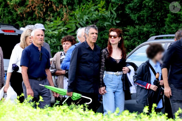 Julien Clerc, sa femme Hélène Grémillon, leur fils Léonard Clerc et la famille aux obsèques civiles du journaliste Gérard Leclerc au cimetière des Trois-Moutiers à Loudun, dans la Vienne, France, le 24 août 2023; dont son père avait longtemps été le maire et où il avait lui-même siégé au conseil municipal. Le journaliste est mort dans un accident d'avion touristique qui s'est écrasé le 15 août. © Dominique Jacovides/Bestimage 