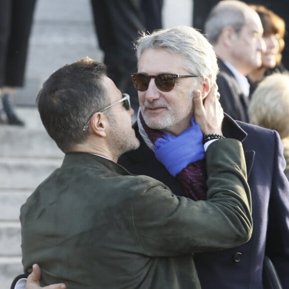 Son ami Antoine de Caunes lui avait annoncé qu'un dress-code blanc avait été demandé.
Antoine de Caunes et José Garcia - Sorties des obsèques du journaliste, animateur de télévision et animateur de radio français Philippe Gildas en la salle de la Coupole au crématorium du cimetière du Père-Lachaise à Paris, France, le 5 novembre 2018.