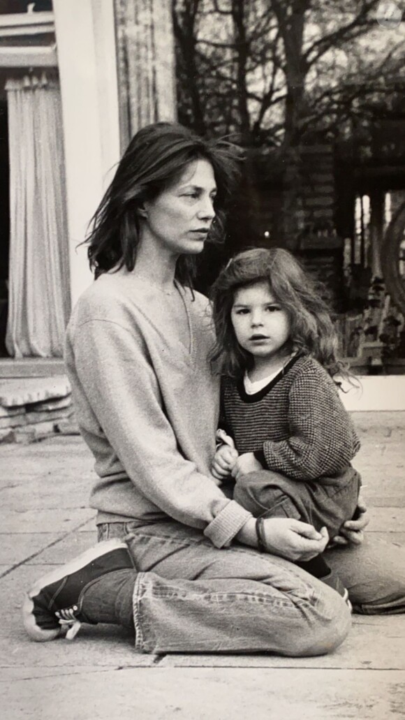 Lou Doillon a partagé une photo en noir et blanc de sa mère et elle sur son compte Instagram, ce samedi 26 août. ©Instagram