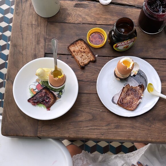 Lou Doillon partage un petit déjeuner au calme avec son fils Laszlo. ©Instagram