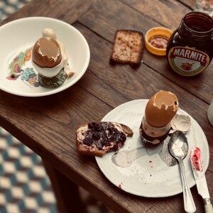 Petit déjeuner au calme pour Lou Doillon en ce dimanche 27 août. ©Instagram