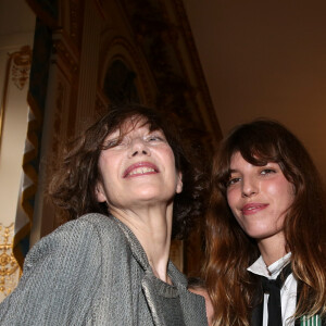 Jane Birkin (invitee) et sa fille Lou Doillon Paris le 10 avril 2013 Remise de la medaille de Chevalier de l'Ordre des Arts et des Lettres par la Ministre de la Culture et de la Communication, au Ministere de la Culture. ©Dominique Jacovides / Bestimage