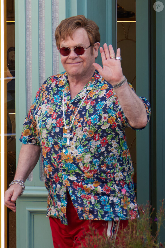Elton John va au restaurant "Loulou" à Ramatuelle avant de faire du shopping à Saint-Tropez. © Agence / Bestimage
