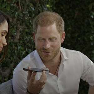 Le prince Harry, duc de Sussex et Meghan Markle, duchesse de Sussex, ont surpris certains jeunes très performants – avec des appels téléphoniques personnels pour les féliciter. Les jeunes américains avaient reçu des subventions du Responsible Technology Youth Power Fund, soutenu par le duc et la duchesse de Sussex par le biais de leur Fondation Archewell. Le fonds est une initiative philanthropique dédiée à soutenir les jeunes et les organisations intergénérationnelles qui façonnent l'avenir de la technologie responsable. Meghan, 41 ans, et Harry, 38 ans, ont surpris les récipiendaires des toutes premières subventions du fonds qui a invité les candidatures plus tôt cette année. Les appels ont également été filmés pour une vidéo d'eux parlant dans leur manoir de 12 millions à Montecito, en Californie. © JLPPA/RT Youth Power Fund/Bestimage 