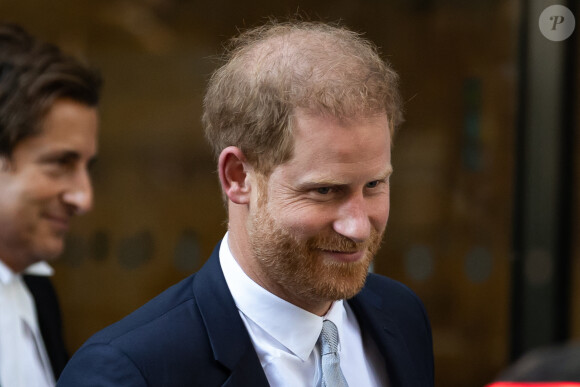 Accompagné de son avocat D.Sherborne, le prince Harry, duc de Sussex, quitte la Haute Cour de Londres au deuxième jour de son témoignage contre un tabloïd accusé de piratage de messageries téléphoniques. C'est la première apparition d'un membre de la famille royale à la barre en plus d'un siècle. Londres, le 7 juin 2023. 