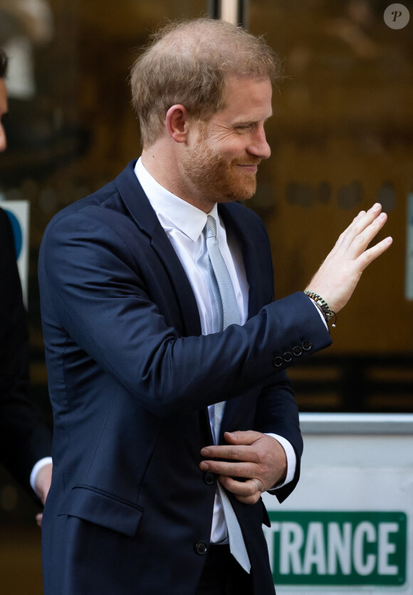 Le prince Harry, quant à lui, tenterait de reprendre contact avec sa vie d'avant.
Accompagné de son avocat D.Sherborne, le prince Harry, duc de Sussex, quitte la Haute Cour de Londres au deuxième jour de son témoignage contre un tabloïd accusé de piratage de messageries téléphoniques. C'est la première apparition d'un membre de la famille royale à la barre en plus d'un siècle. Londres, le 7 juin 2023. 