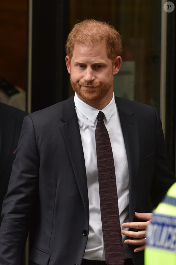 Le jeune homme verrait sa vie se "compliquer" depuis quelques mois.
Le prince Harry, duc de Sussex, à la sortie de la la Haute Cour de Londres pour témoigner contre un tabloïd accusé de piratage de messageries téléphoniques. C'est la première apparition d'un membre de la famille royale à la barre en plus d'un siècle, à Londres, Royaume Uni, le 6 juin 2023. 