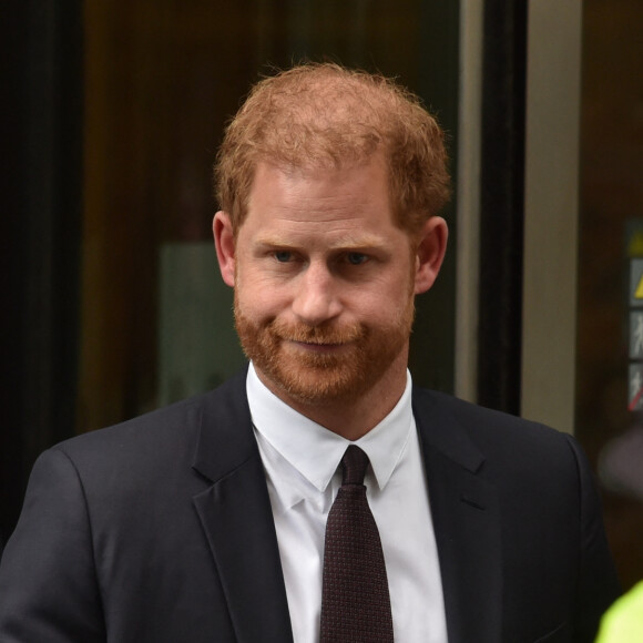 Le prince Harry, duc de Sussex, à la sortie de la la Haute Cour de Londres pour témoigner contre un tabloïd accusé de piratage de messageries téléphoniques. C'est la première apparition d'un membre de la famille royale à la barre en plus d'un siècle, à Londres, Royaume Uni, le 6 juin 2023. 