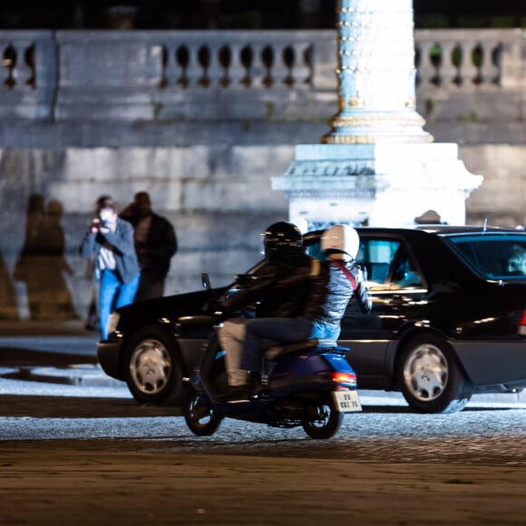 Elizabeth Debicki interprète Diana dans la scène aux côtés de Khalid Abdalla (Dodi Al Fayed) durant laquelle elle est pourchassée par les paparazzi avant de terminer tragiquement sous le pont de l'Alma pour la série "The Crown" à Paris le 28 octobre 2022. La scène se déroule sur la place de la Concorde avant que la Mercedes emprunte le tunnel du pont de l'Alma. Alors que la saison 5 de The Crown, série sur la famille royale britannique, sera diffusée à partir du 9 novembre 2022 sur Netflix, le tournage de la saison 6 a débuté et va prendre place du mardi 25 au samedi 28 octobre à Paris. Cette saison est notamment celle qui relatera la mort de Lady Di, il y a 25 ans, dans la capitale. 