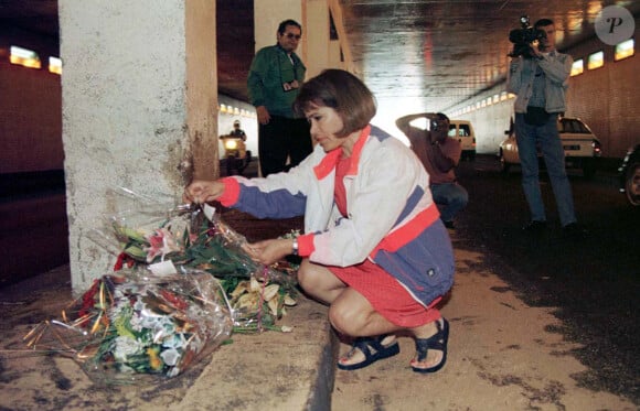 Hommage à Lady Diana et Dodi Al-Fayed sous le pont de l'Alma.
