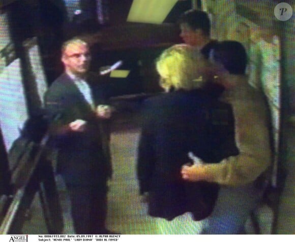 Lady Diana et Dodi Al-Fayed quittent le Ritz avec leur garde du corps, quelques minutes avant l'accident.