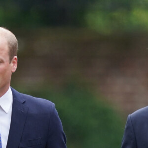 Laissant ses fils William et Harry orphelins...
Le prince William, duc de Cambridge, et son frère Le prince Harry, duc de Sussex, se retrouvent à l'inauguration de la statue de leur mère, la princesse Diana dans les jardins de Kensington Palace à Londres, le 1er juillet 2021. Ce jour-là, la princesse Diana aurait fêté son 60 ème anniversaire. 