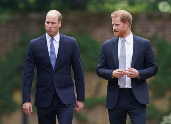 Laissant ses fils William et Harry orphelins...
Le prince William, duc de Cambridge, et son frère Le prince Harry, duc de Sussex, se retrouvent à l'inauguration de la statue de leur mère, la princesse Diana dans les jardins de Kensington Palace à Londres, le 1er juillet 2021. Ce jour-là, la princesse Diana aurait fêté son 60 ème anniversaire. 